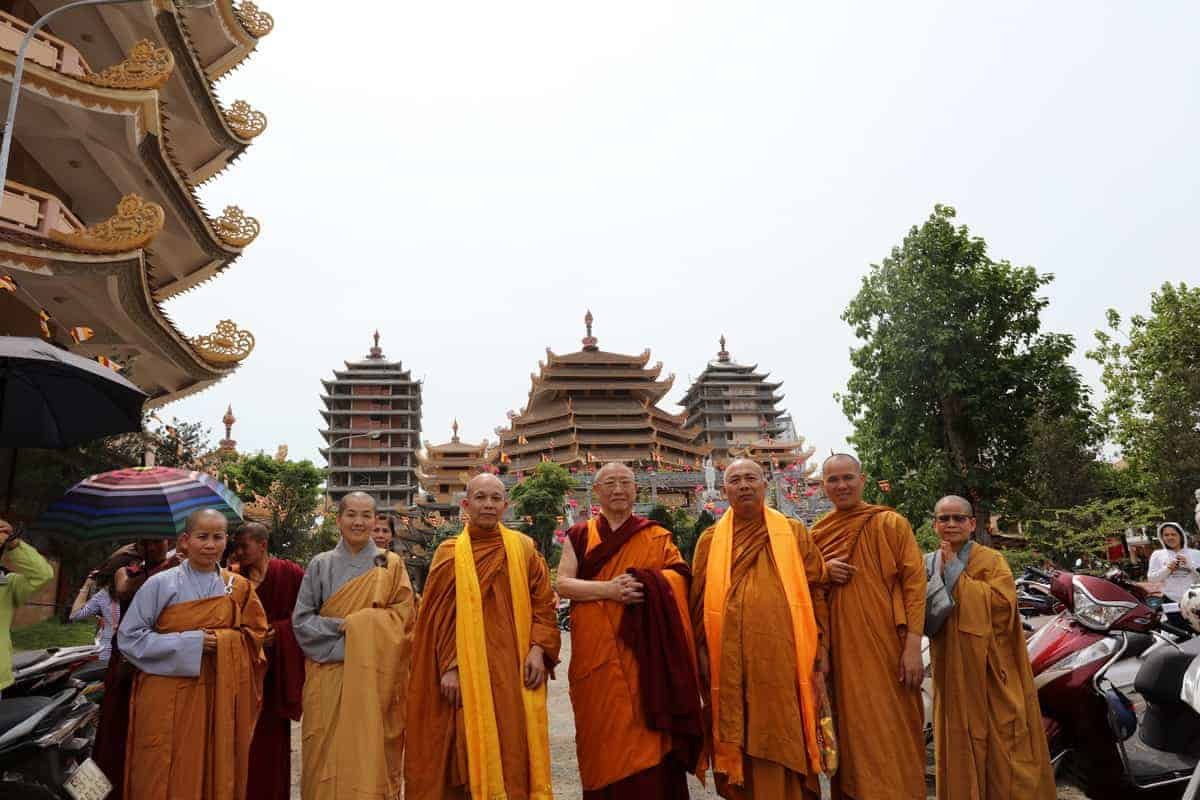 gosok-rinpoche-vietnam-2016-075a0190_resize