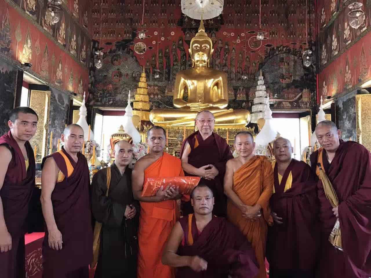 Gosok Rinpoche Thailand 2017 T018 89bc5a7a9b88adc1aa161770d0452f8